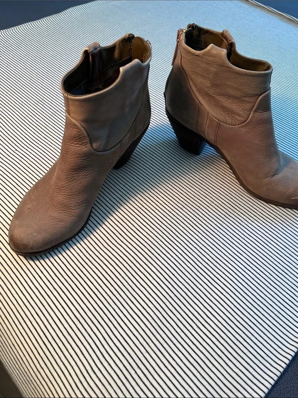 Sam Edelman shirt boots 6.5 Back zipper